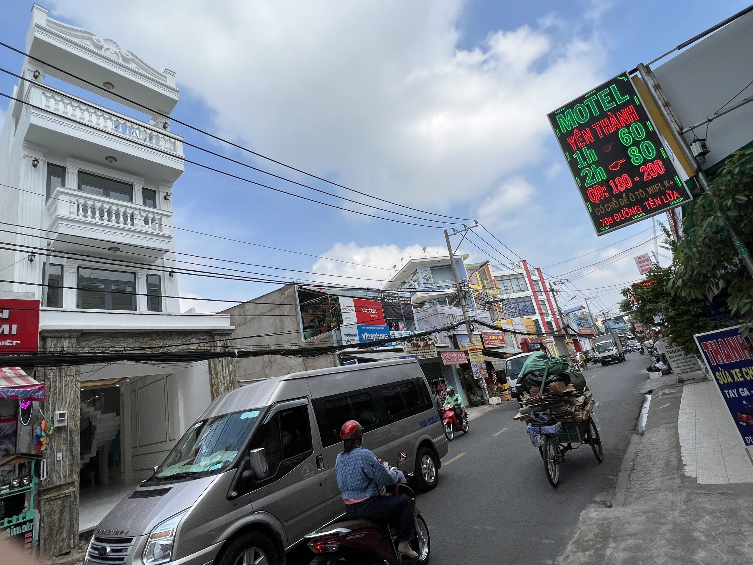 bán nhà mặt iền đường tên lửa